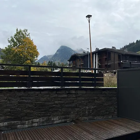 Modern 3 Bedroom Close To Lifts